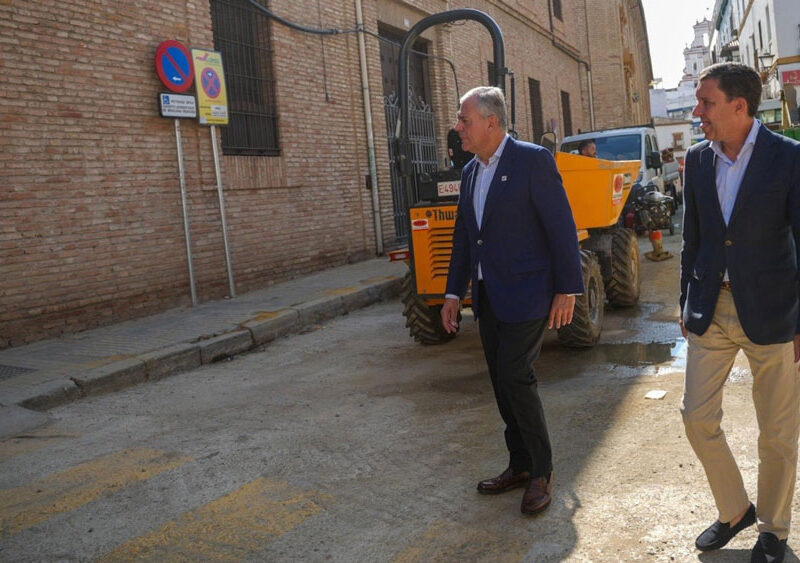 El alcalde de Sevilla, José Luis Sanz, visita las obras de la calle Dueñas y Santa Ángela. - Ayuntamiento de Sevilla