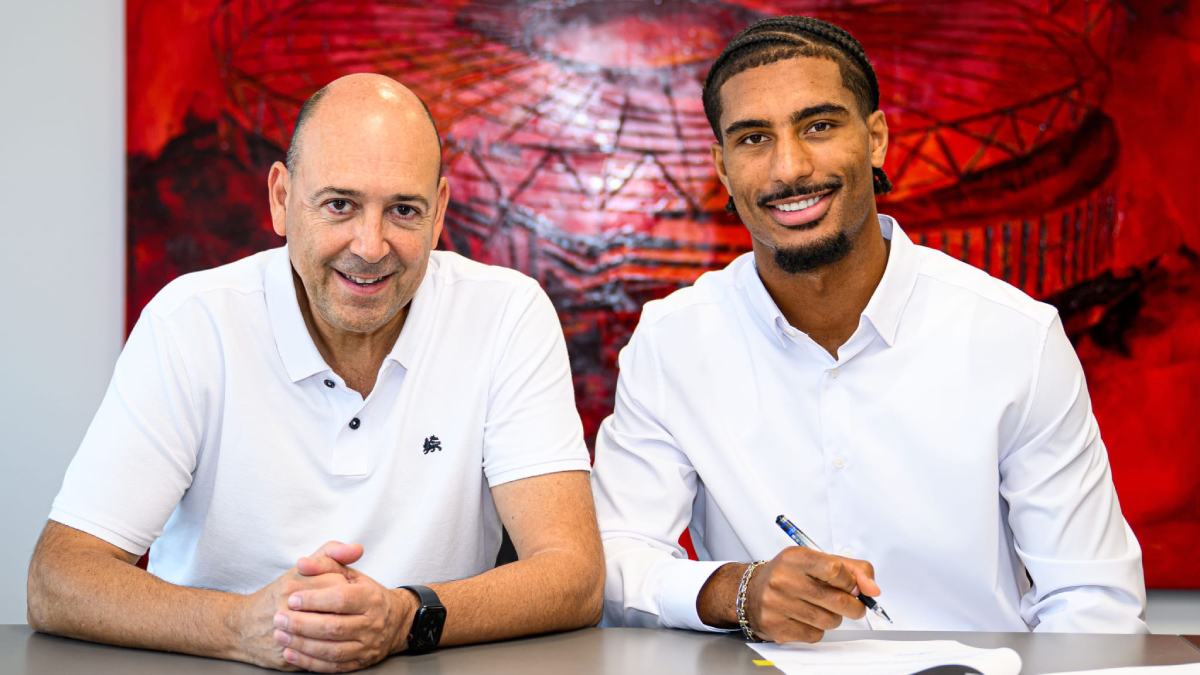 Badé firma su contrato con el Bayer Leverkusen