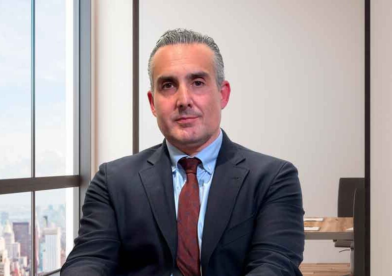 Abogado explicando la Ley de Segunda Oportunidad en Sevilla