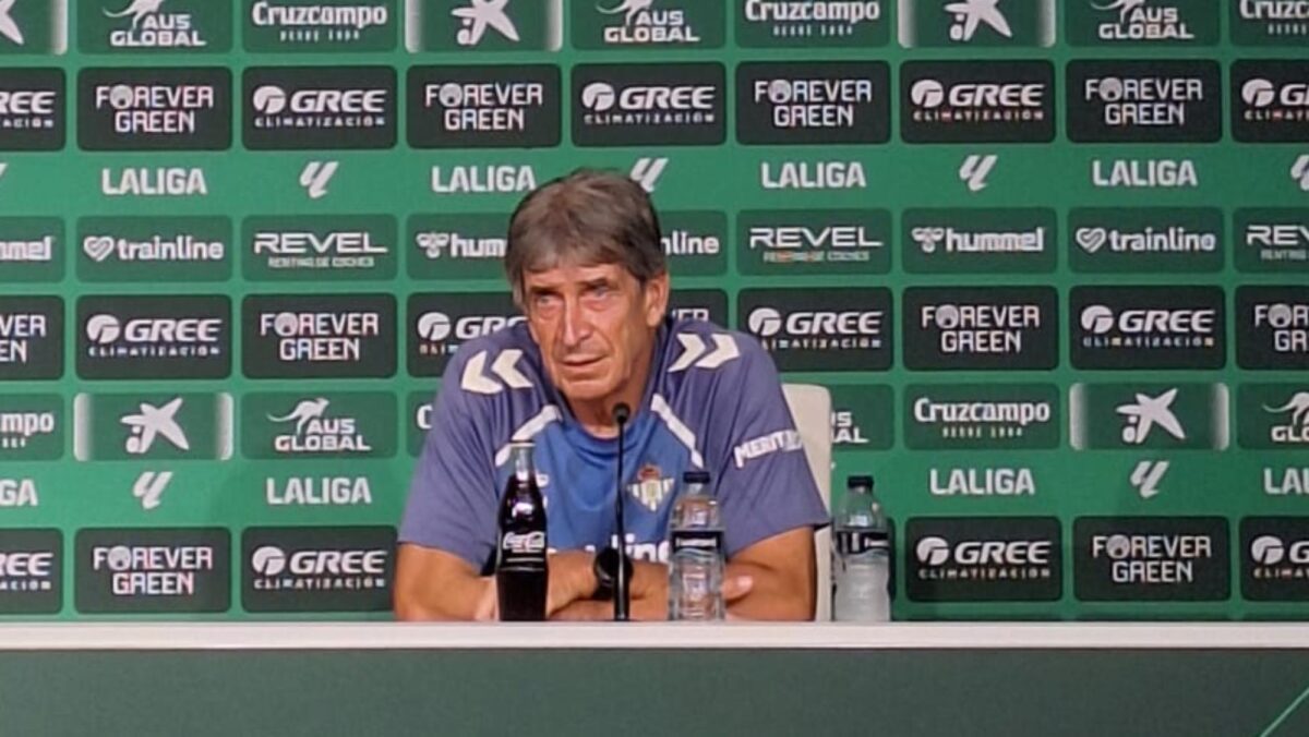 Manuel Pellegrini en la rueda de prensa previa al partido ante el Deportivo Alavés - Manuel de Olmedo