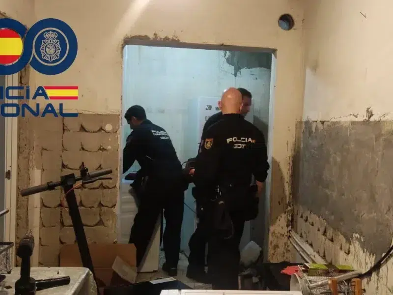 Agentes de la Policía Nacional durante la investigación - Policía Nacional
