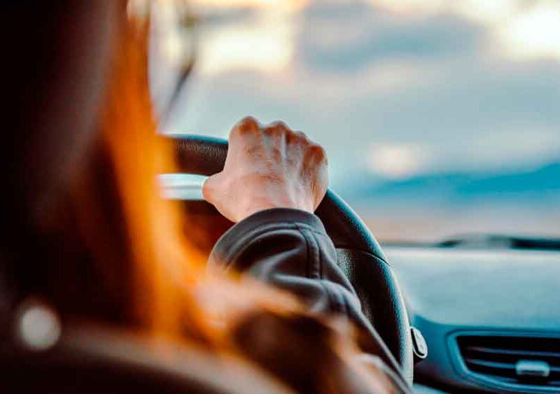 Alumno practicando para sacarse el carnet de conducir