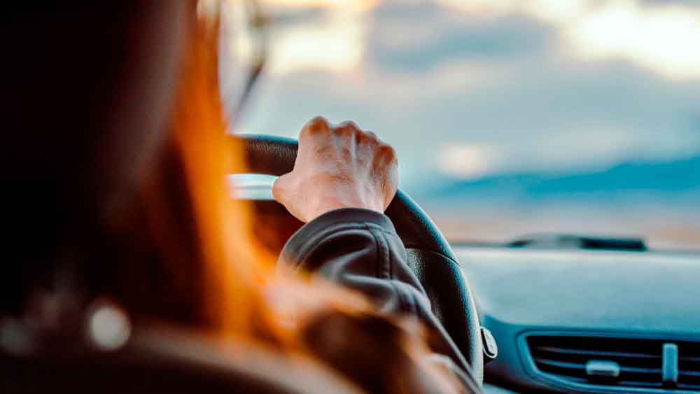 Alumno practicando para sacarse el carnet de conducir