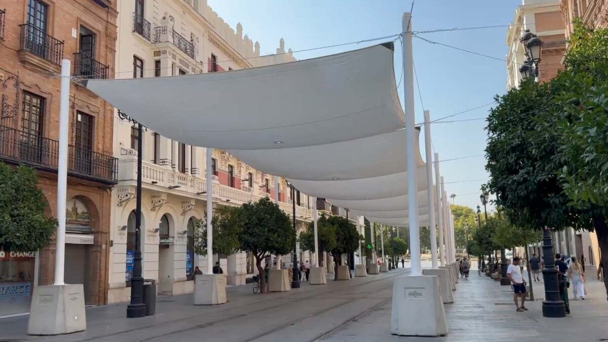Colocados los primeros toldos de la Avenida de la Constitución