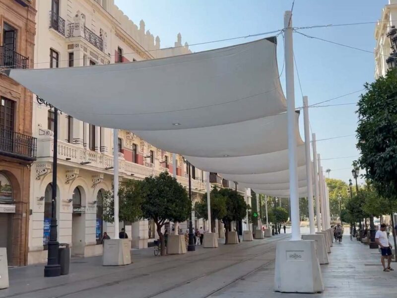 Colocados los primeros toldos de la Avenida de la Constitución