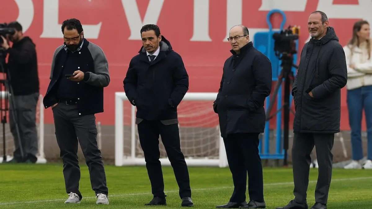 José Ignacio Navarro con la directiva del Sevilla FC - Miguel Morenatti