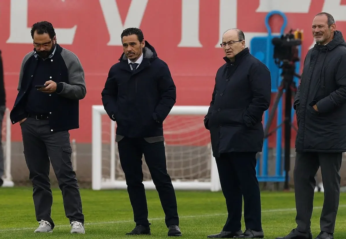 José Ignacio Navarro con la directiva del Sevilla FC - Miguel Morenatti