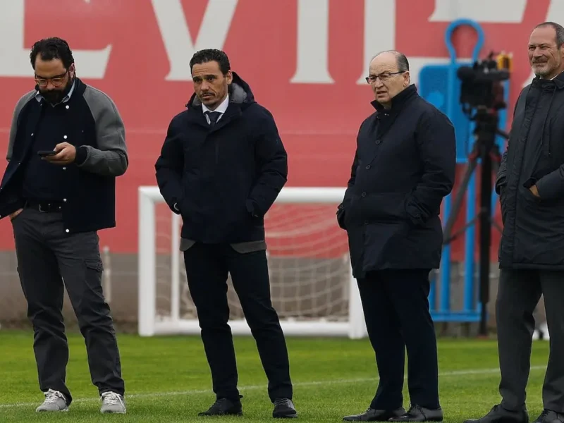José Ignacio Navarro con la directiva del Sevilla FC - Miguel Morenatti