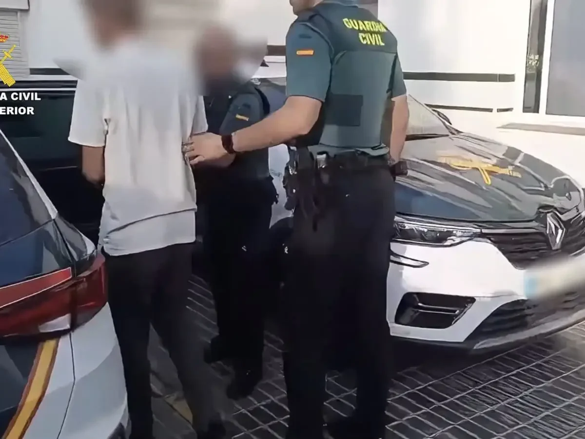 Un agente de la Guardia Civil con el detenido
