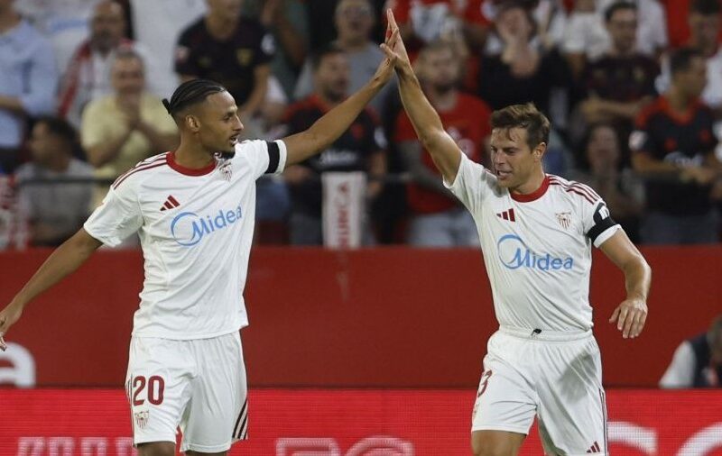 Djibril Sow y César Azpilicueta tras el gol del suizo ante el Villarreal - La Liga