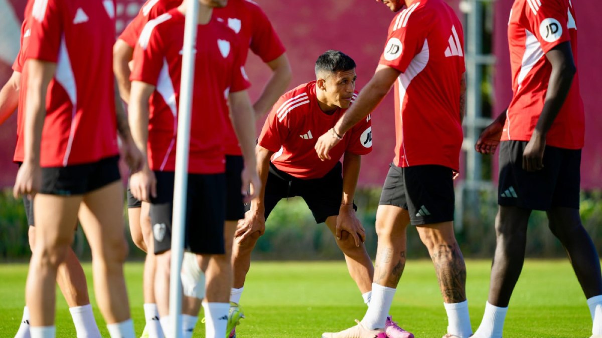 Alexis Sánchez durante su primer entrenamiento con el Sevilla FC