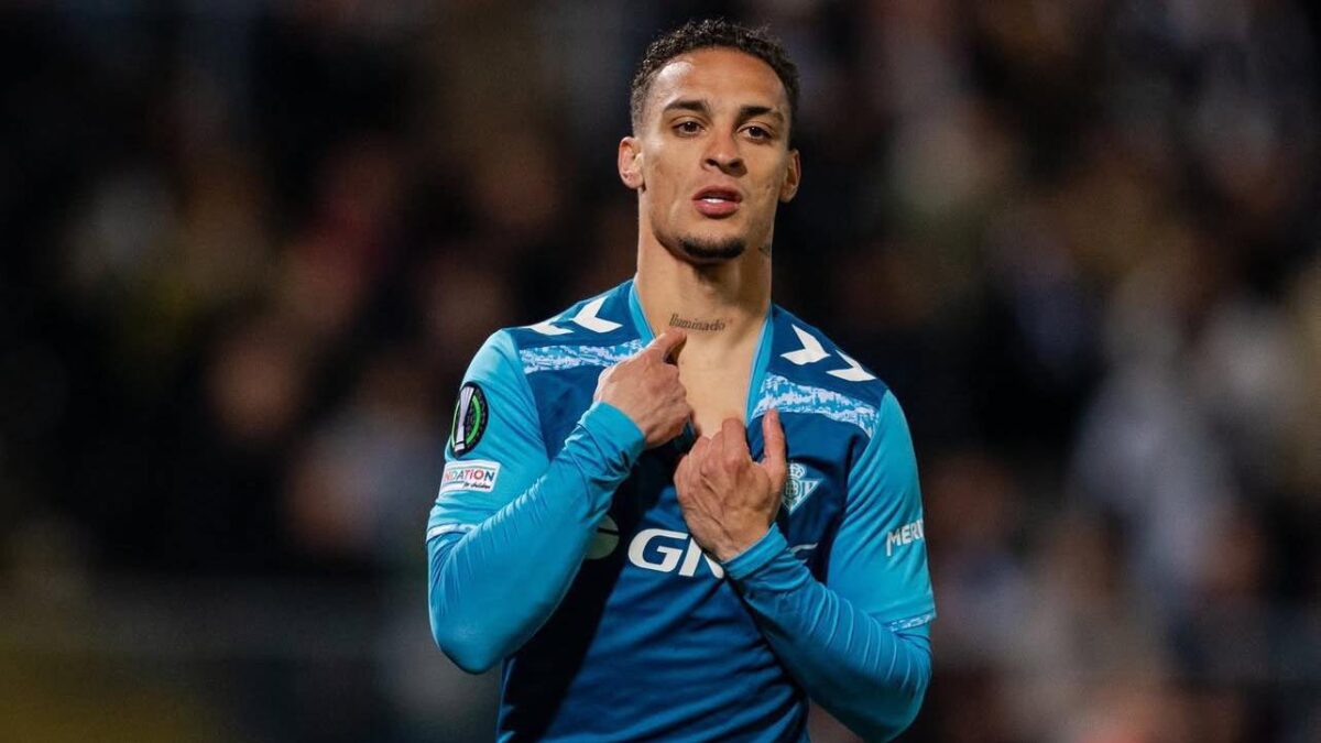 Antony en un partido con el Real Betis Balompié