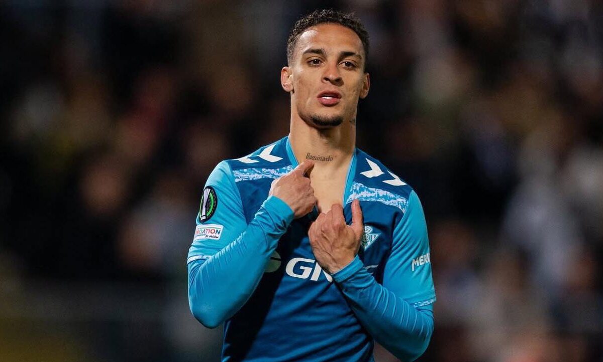 Antony en un partido con el Real Betis Balompié