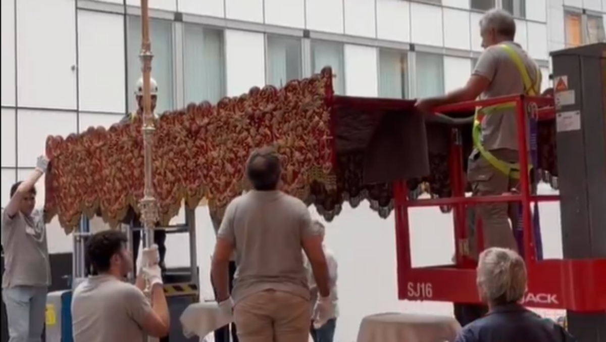 Así ha sido el montaje del palio del Cristo de Burgos en el Parlamento Europeo