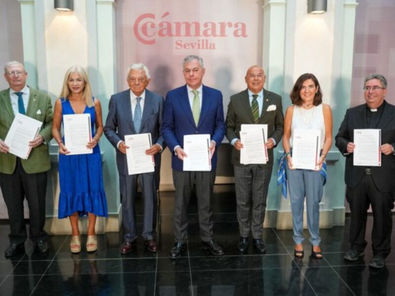 El alcalde de Sevilla, José Luis Sanz, ha participado en la firma del “Manifiesto en Defensa del Arte Sacro de Sevilla” que ha tenido lugar en la sede de la Cámara de Comercio.