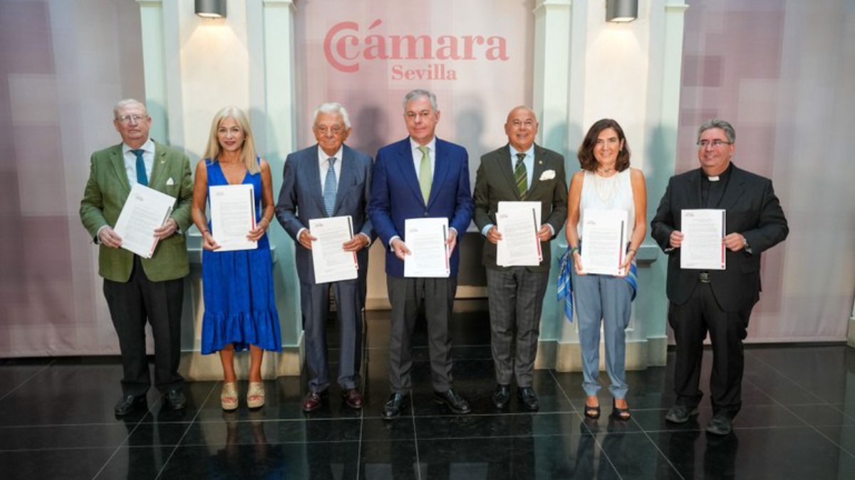 El alcalde de Sevilla, José Luis Sanz, ha participado en la firma del “Manifiesto en Defensa del Arte Sacro de Sevilla” que ha tenido lugar en la sede de la Cámara de Comercio.