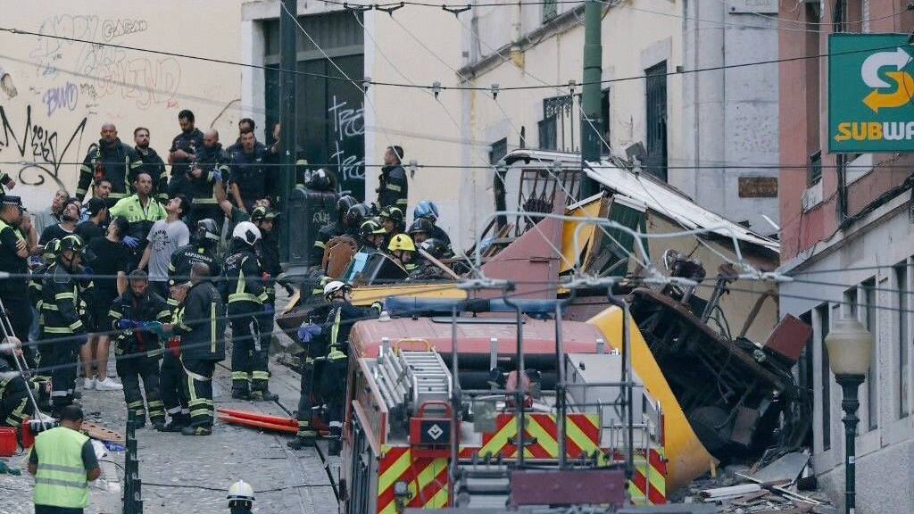 Así fue el trágico descarrilamiento del funicular de Lisboa que dejó 15 muertos