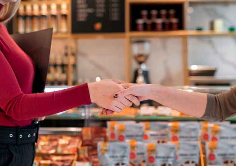 Establecimientos de franquicias en una calle comercial