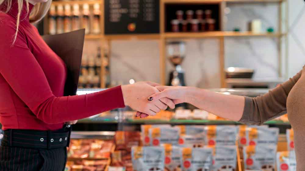 Establecimientos de franquicias en una calle comercial
