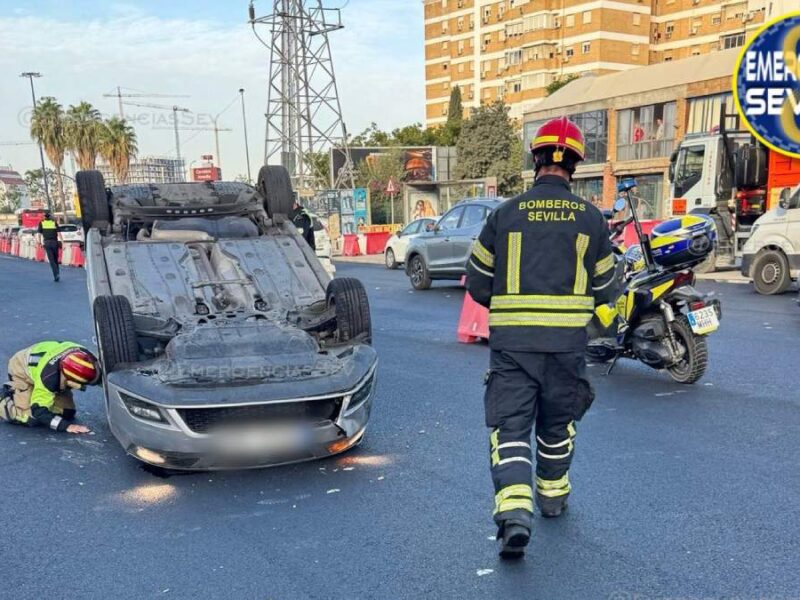 Una mujer ha resultado herida al volcar su vehículo tras colisionar con un vehículo estacionado