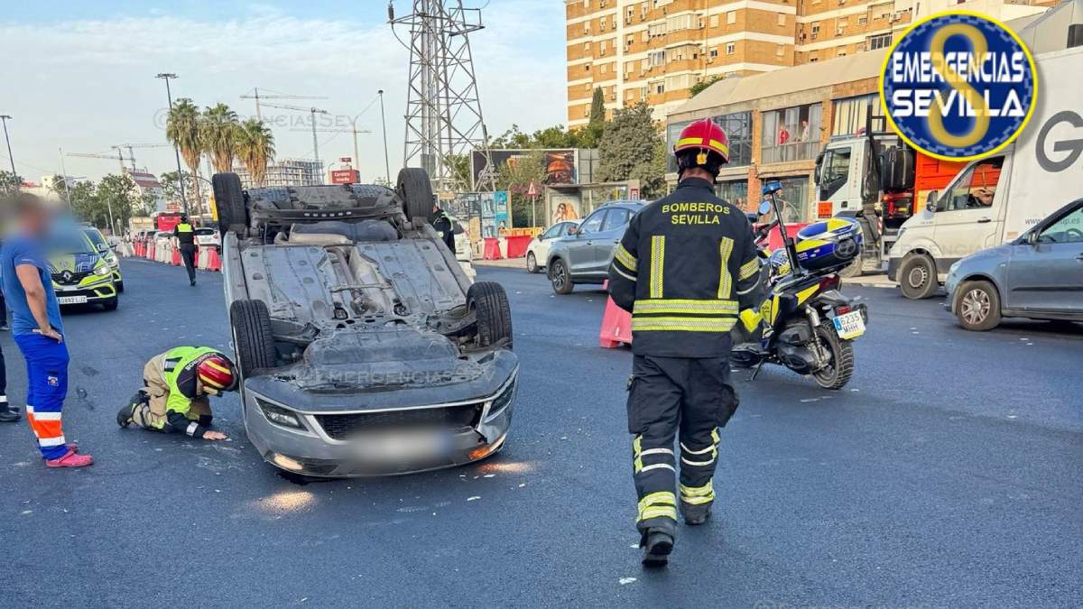Una mujer ha resultado herida al volcar su vehículo tras colisionar con un vehículo estacionado