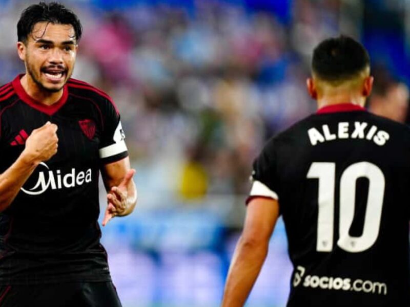 Los chilenos Suazo y Alexis en la victoria del Sevilla Fc ante el Deportivo Alavés