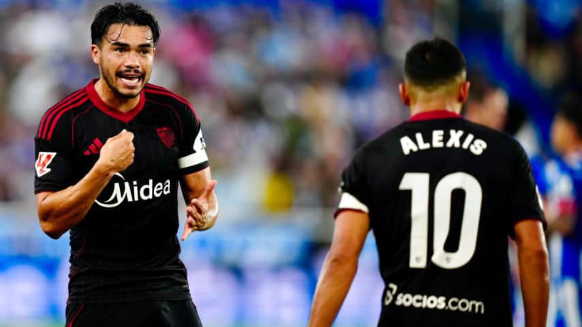 Los chilenos Suazo y Alexis en la victoria del Sevilla Fc ante el Deportivo Alavés