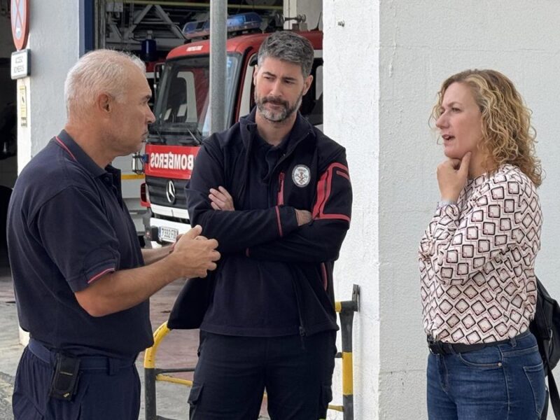 La líder de Podemos Sevilla, Susana Hornillo, y El bombero y delegado sindical de CSIF Sevilla, Antonio Santin.