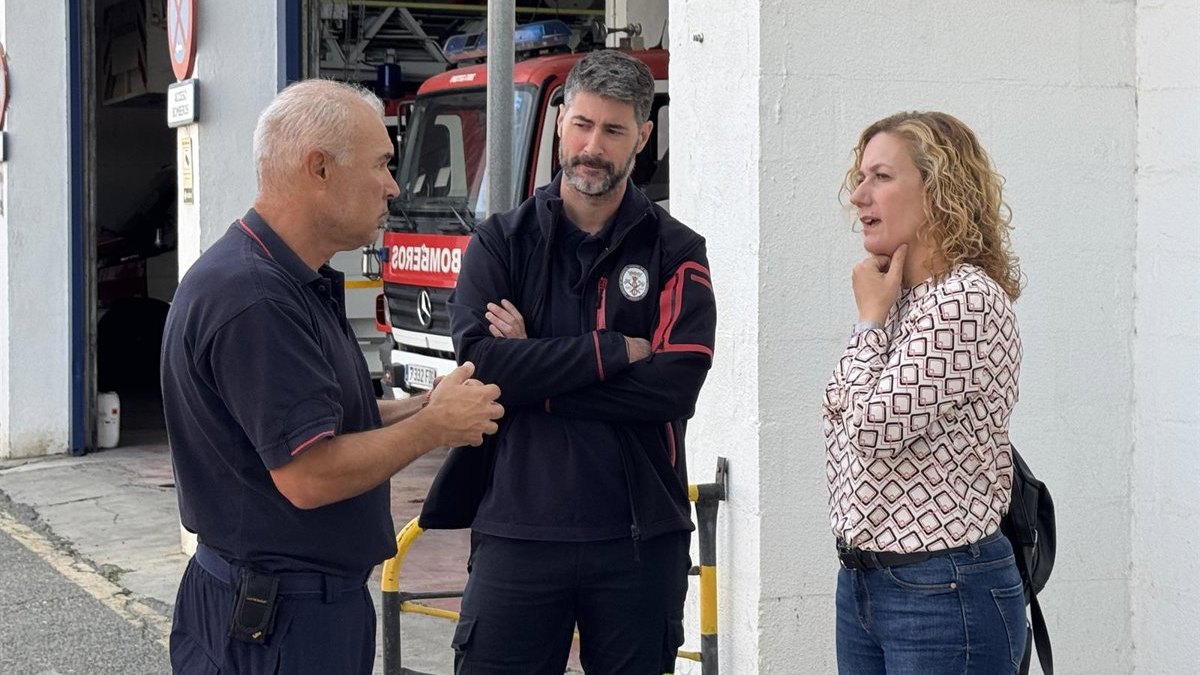 La líder de Podemos Sevilla, Susana Hornillo, y El bombero y delegado sindical de CSIF Sevilla, Antonio Santin.