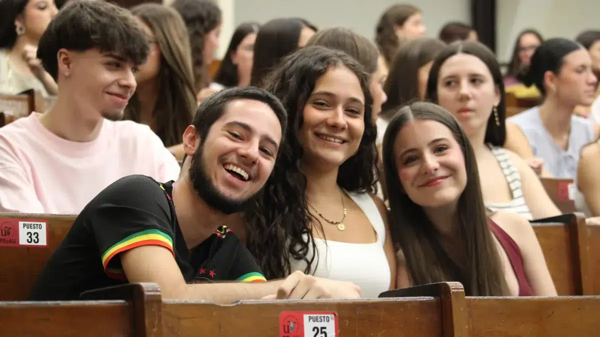 Alumnado de nuevo ingreso en el acto de bienvenida organizado por la Facultad de Filología - Universidad de Sevilla