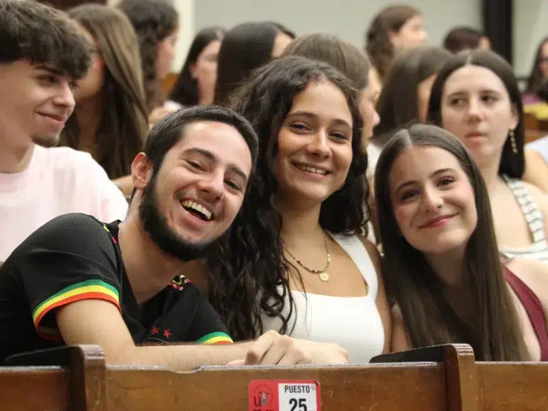 Alumnado de nuevo ingreso en el acto de bienvenida organizado por la Facultad de Filología - Universidad de Sevilla