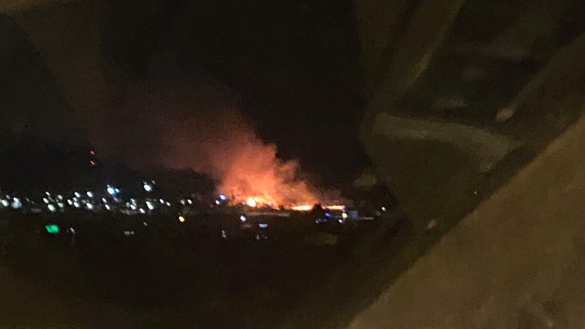 Incendio en Castilleja, Tomares y Camas por fuegos artificiales - X: @mjleon5