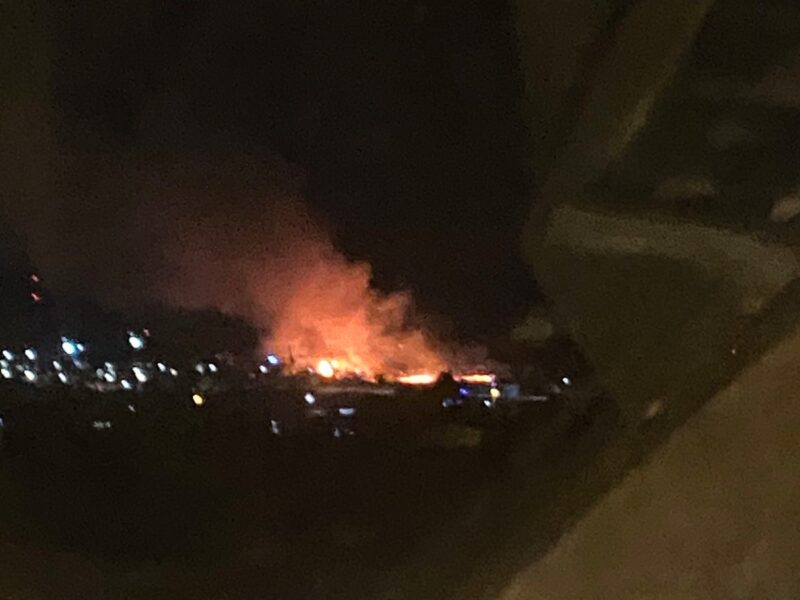 Incendio en Castilleja, Tomares y Camas por fuegos artificiales - X: @mjleon5