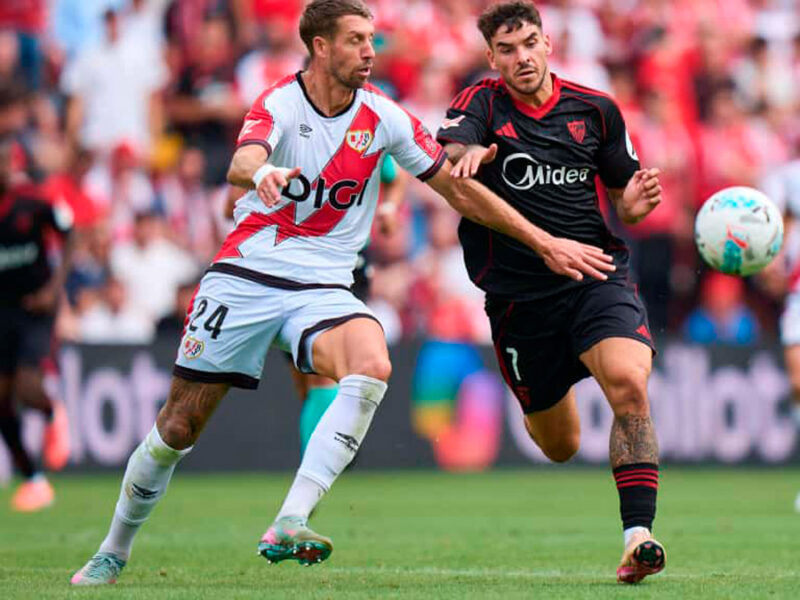 Isaac Romero disputa un balón en el partido antes el Rayo Vallecano / Cedida