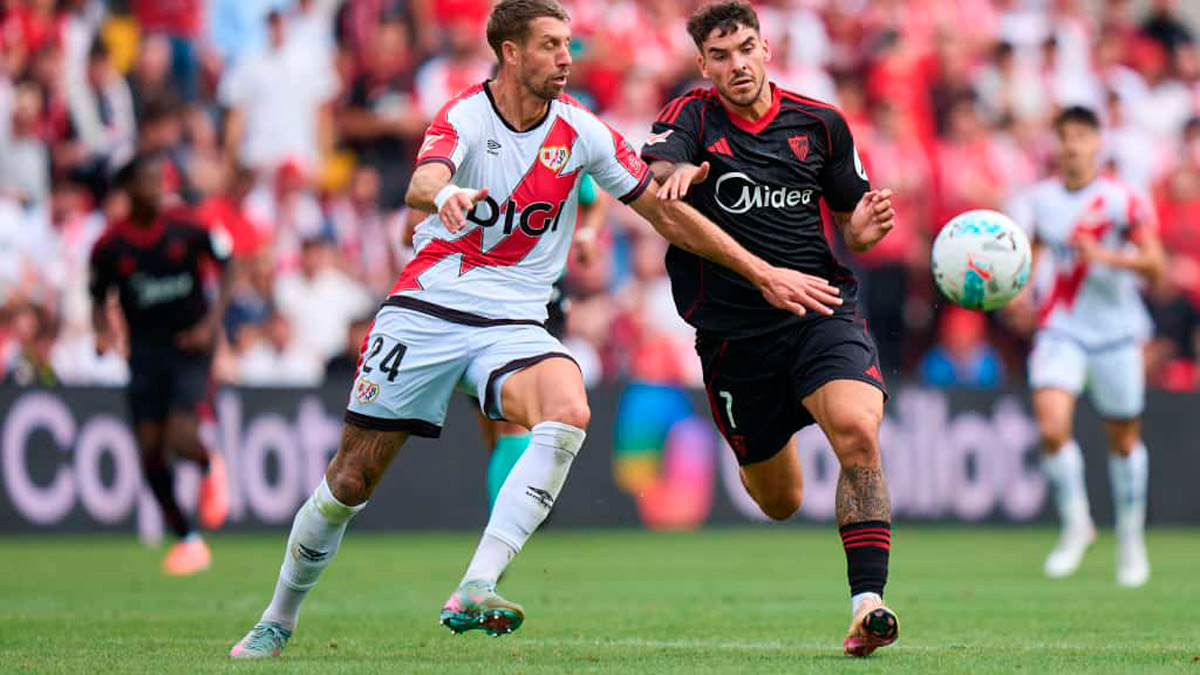 Isaac Romero disputa un balón en el partido antes el Rayo Vallecano / Cedida