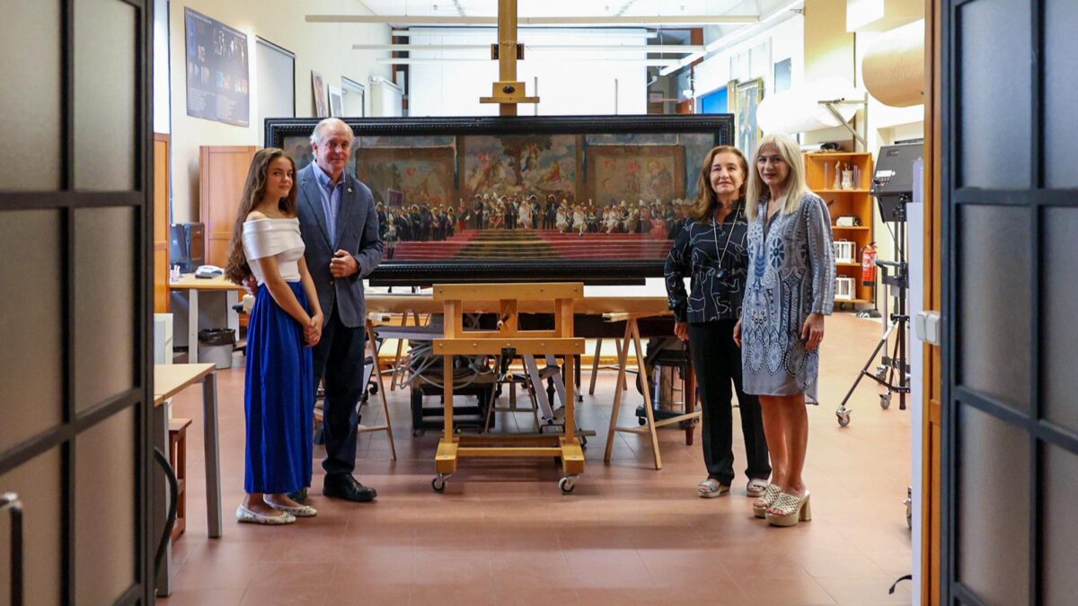 La consejera de Cultura y Deporte, Patricia del Pozo, junto a la directora del Bellas Artes de Sevilla, Valme Muñoz, y Jaime Martínez, nieto del pintor, junto a su hija.