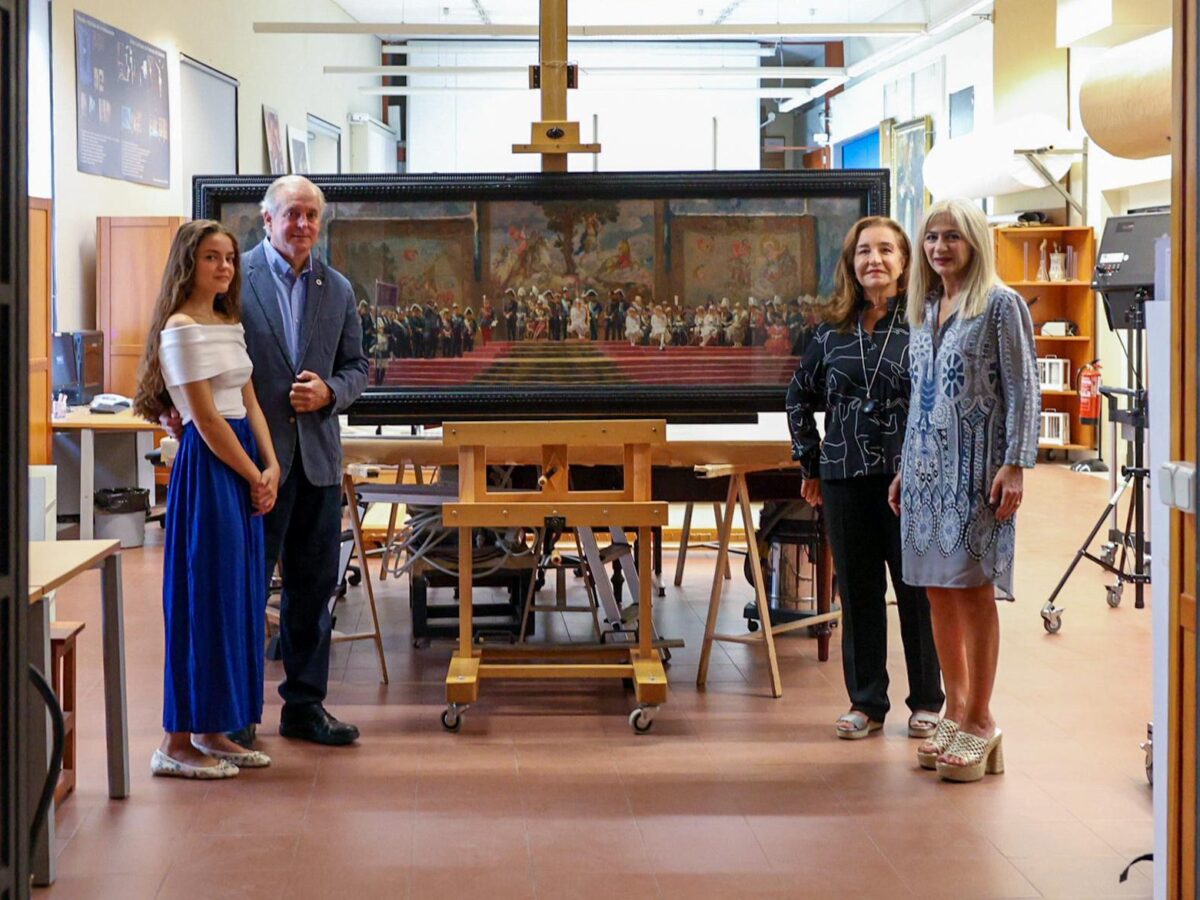 La consejera de Cultura y Deporte, Patricia del Pozo, junto a la directora del Bellas Artes de Sevilla, Valme Muñoz, y Jaime Martínez, nieto del pintor, junto a su hija.