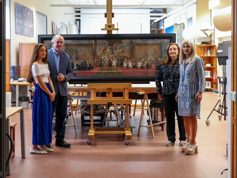 La consejera de Cultura y Deporte, Patricia del Pozo, junto a la directora del Bellas Artes de Sevilla, Valme Muñoz, y Jaime Martínez, nieto del pintor, junto a su hija.