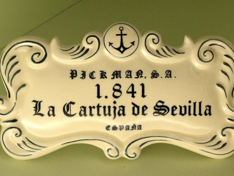 Placa de cerámica con el logo de La Cartuja de Sevilla. Museo de Artes y Costumbres de Sevilla.