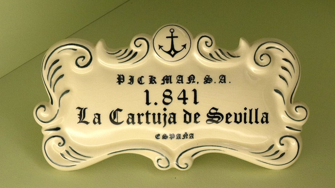 Placa de cerámica con el logo de La Cartuja de Sevilla. Museo de Artes y Costumbres de Sevilla.