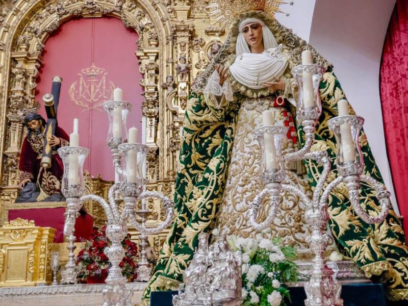 La Esperanza de Triana ya se encuentra en las andas para comenzar su Misión