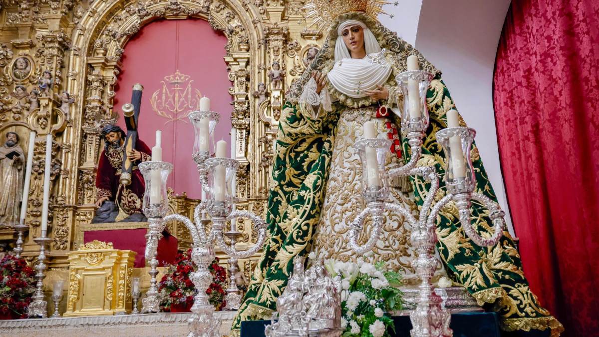 La Esperanza de Triana ya se encuentra en las andas para comenzar su Misión