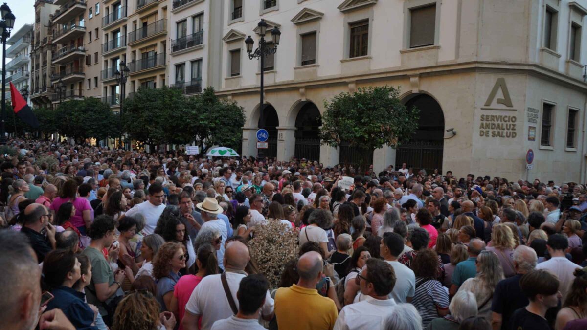 Protesta frente a la sede del Servicio Andaluz de Salud por los cribados de cáncer de mama. Coral Gata