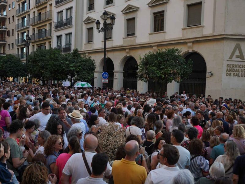 Protesta frente a la sede del Servicio Andaluz de Salud por los cribados de cáncer de mama. Coral Gata