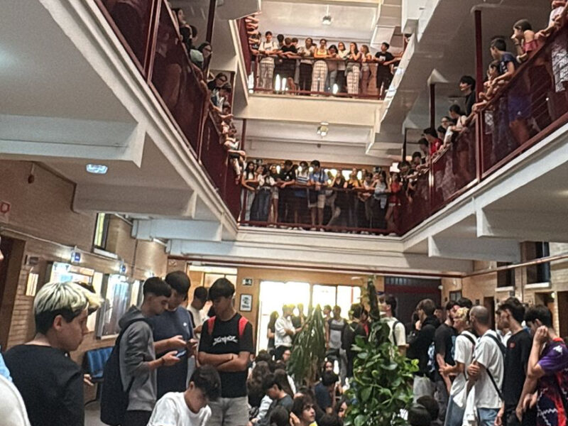 Alumos del IES Néstor Almendros de Tomares concentrados exigiendo la dimisión de la directora - Cedida