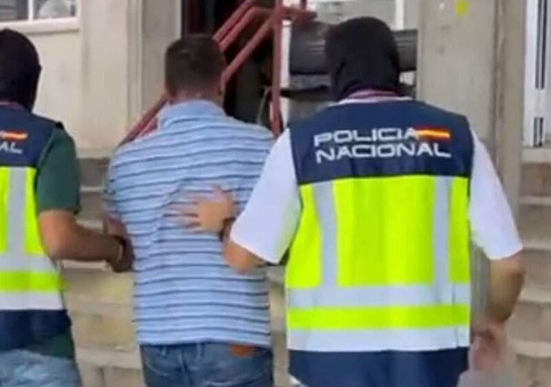 Detenido acompañado por la Policía Nacional - Archivo