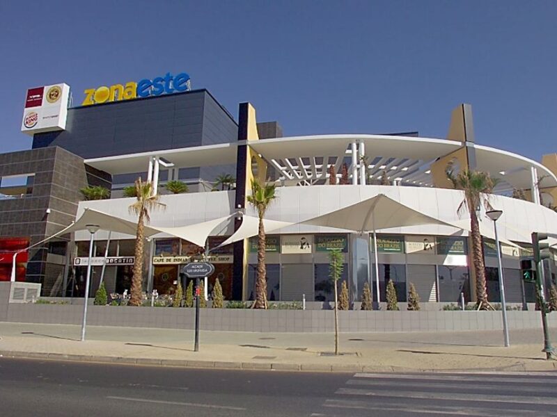 Fachada del Centro Comercial Zona Este