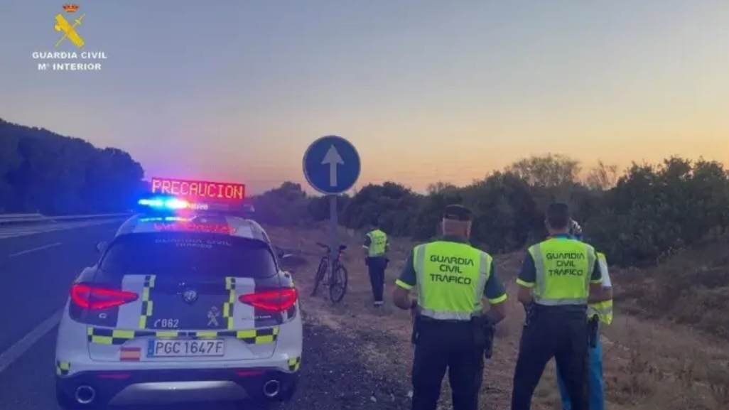 La Guardia Civil intercepta a un ciclista ebrio que estaba conduciendo por la AP-4 a la altura de Dos Hermanas
