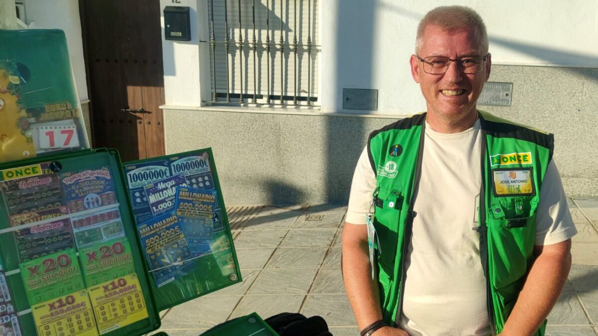 El vendedor de la ONCE que ha repartido el premio en Las Cabezas, José Antonio García