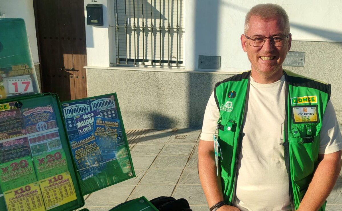 El vendedor de la ONCE que ha repartido el premio en Las Cabezas, José Antonio García
